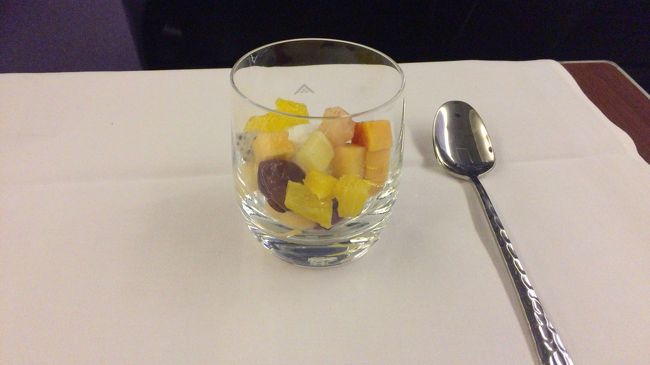 その後、なんの盛り上がりもなくデザートへ・・・(´-ω-`) <br /><br />うん？コレ旨いで！<br />ココナッツアイスのフルーツ添えですが、旨いがな！(・∀・)ｲｲ!!