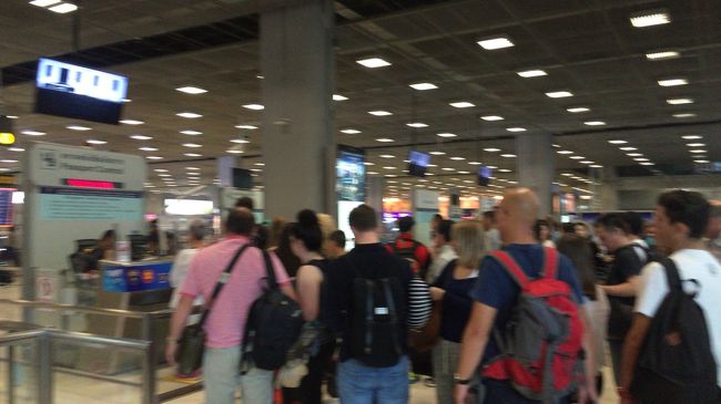 うぎゃ、イミグレ満員！<br />久々に来たからこんなもんかも知れんけど、やっぱ人気やねぇ