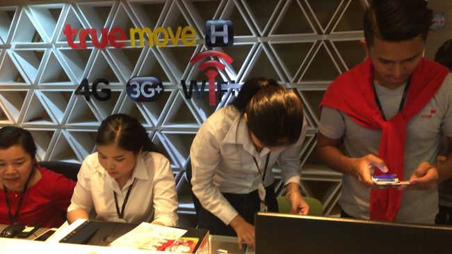 １年前のバーツがあるから両替は市内で、今回は初めてプライベートのＳＩＭフリー機に、ｔｒｕｅＭｏｖａｄｅで７日間（２９９ＢＴＨ）を使います。<br />結構不安やったけど、毎日やってたら当たり前の様に慣れた手つきで対応してくれた。