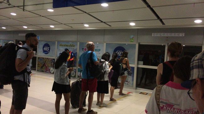 おっし！<br />機内で飯は食ったから今回は１Ｆのフードコートに寄らずに、エアポートトレインへ！<br />Ｅｘｐｌｅｓ復活してほしいなぁ、する気無いんかな(。-`ω´-)ﾝ