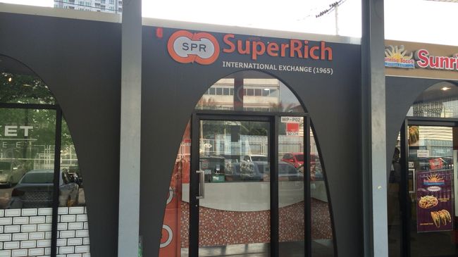 連絡橋降りたトコにＳｕｐｅｒＲｉｃｈが！（*ﾟ Дﾟ）ノ<br />レートは最安値じゃないけどそんなに悪くないので１万円両替。<br />恐らく、タニヤ移動してたらその分損やからエエとしても、いつ頃出来たんやろ。<br />