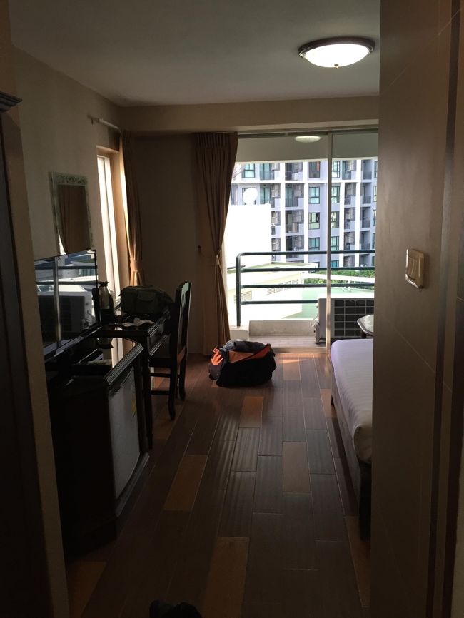 では、ワタナホテルにチェックイン。<br /><br />・・・しまった、これはＭＰ専用ホテルや。目の前にＭＰって、<br />昔の日本人が大挙したホテルやがなΣ(ﾟдﾟlll)ｶﾞｰﾝ<br /><br />広さは十分やけどやっぱ古臭いなあ