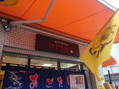 参道にはたくさんの屋台やお店が並んでいて、まさにお祭りムード！

おいしそうな食べ物がいろいろ並んでいました。