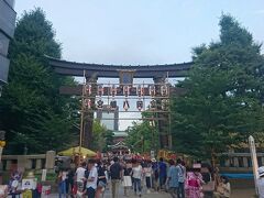 少し歩いて富岡八幡宮へ。

こちらにもたくさんの人！