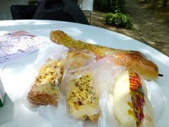 外にあるピクニックテーブルで、買ったパンをいただきます。

お惣菜パンの種類が多く、お値段もとても良心的でした。

これが買ったパン。どれも出来立てで、ふわっふわっ♪
おいしかった～。

