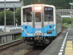 ＪＲ卯之町駅から１６：０３発　普通列車で松山行きで戻ります。

なんとたったの一両？…、ＪＲ四国で活躍中のキハ５４形気動車です。
ヘッドマークが付いてますね？…、どこかで見た様な顔ですが？…、

今日は下灘駅で綺麗な夕陽が見えるでしょうか？…。