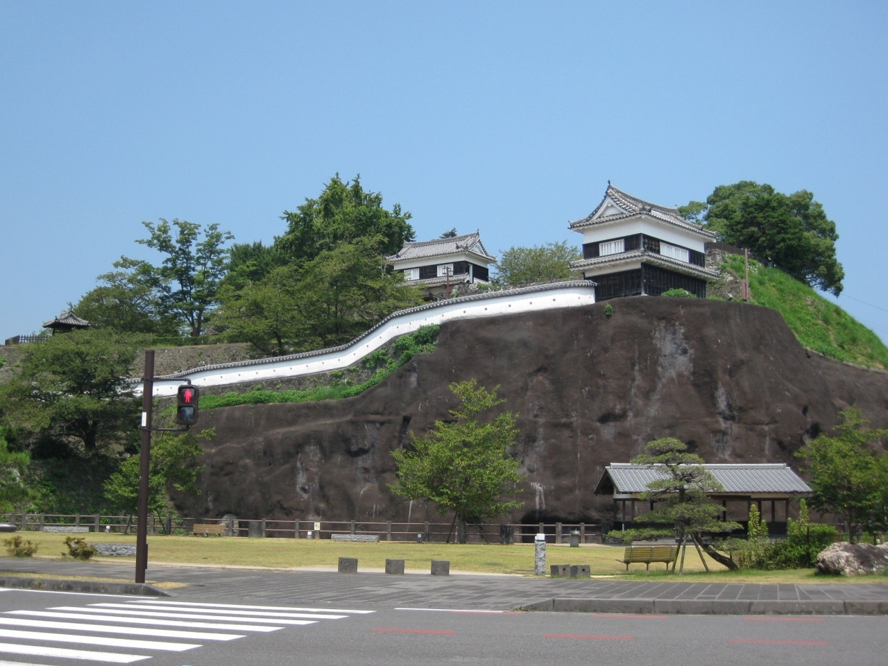 駅より少し歩くと臼杵の中心部に入ります。

大友宗隣公が築城をした、丹生島城跡です。

江戸時代に稲葉氏が入り、臼杵城と改名されました。