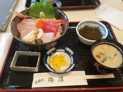 その後は昼食を取りました。
昼食は海鮮丼です。特にカンパチは脂が乗っていて美味しかったです。