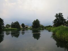 中郷温水池

源兵衛川の湧き水を稲作用水として利用するために水を温める池として、昭和28年（1953）に建設されました。平成8年（1996）から平成10年（1998）にかけて再整備され、周囲に植栽が施された気持ちの良い散策コースとなっています。南端は逆さ富士が美しく映る絶好の撮影ポイントとして知られています。