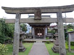三石神社

江戸時代に「源兵衛川」の畔にあった三ツ石という巨石の上に稲荷社を祀ったのがそのはじまりとされる神社。
