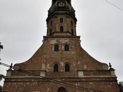 聖ペテロ教会に到着．
13世紀のはじめに最初の教会が建てられ，18世紀にほぼ現在の姿に改築されたとのこと．
塔は第2次世界大戦後に改修されたもので，高さ123.25m，72mのところまでエレベーターで昇ることができます．