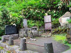 飯沼貞雄

飯盛山の白虎隊で唯一生き残られた方です。
今日、白虎隊の最期が正確に分かるのは彼が存命されたお蔭。

当時は貞吉といい、１５歳ながら長身だったため１歳偽って入隊を果たします。
８月２２日戸ノ口原に出撃するも敗走、翌２３日早朝四時頃、
ここ飯盛山で皆とともに喉に刃を突き立てましたが、死に切れませんでした。