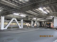 うわー、こんなに広いんだ！

ワンフロアー全部が乗り場なんだね。