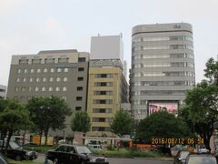 宿泊のホテル新名は駅前。

真ん中の細長いビル。