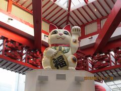 17:30　巨大まねき猫前

　　　　高い所に有るのは何か意味が有るのか？

　　　　いたずら防止かな？