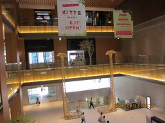 KITTE ができたばかり。

吹き抜けがこんなに広くて豪華な造り。

椅子がシャチホコになってる。
