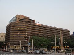 住吉店にいくには、この中日ビルを左側に見て、

上記の三越方面へ。

何ブロック先を左に曲がる。
