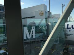 ミュンヘン国際空港に到着。なんと到着時刻は30分の遅れ。もともと 1時間しかないオスロ便への乗り継ぎ時間も半分になった上に、オスロ便の出発ターミナルまではなんと構内の地下鉄移動。冷や汗をかきながらパスポートコントロールの列へ並んだら、今度は審査官の交代でさらに時間を取られ、ひたすら走って出発ゲートについたのは 3分前。待ってくれているとは思っていても、目線が痛い搭乗も避けたかったのがいかにも日本人だなぁと思いました。