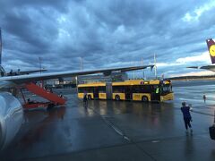 ミュンヘンから 2時間ほどで小雨の混じるオスロ・ガーデモエン空港に到着。丘駐機でバスにてターミナルに移動します。