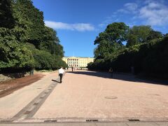 ノルウェー王宮が見えてきました。ここは門もなければ衛兵も宮殿入口にしか見られませんでした。