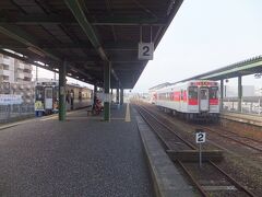 終点の伊万里駅に到着しました。
松浦鉄道はここから有田へと延びています。乗りつぶしなので、右手の赤い列車から左手の青い列車に乗り換えます。