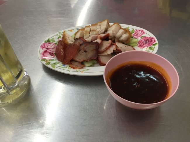 シンハー（７０ＴＢＨ）のアテに、ムーディーン・クンチアン・コムヤーンの３種盛り（１００ＴＢＨ）をオーダー。<br />冷房は効いてないけど、エエ感じの暑さでビールが旨い！"d(´Д｀o)