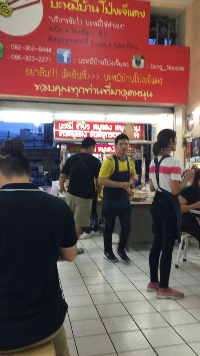 この黄色の兄ちゃんが、短距離走みたいに走り回ってた。<br /><br />多分、日本やったら『鬱陶しいぞ！ワレっ！』てな感じやけど、タイだと微笑ましいのは微笑みの国だから？(*´∀｀)ﾉ