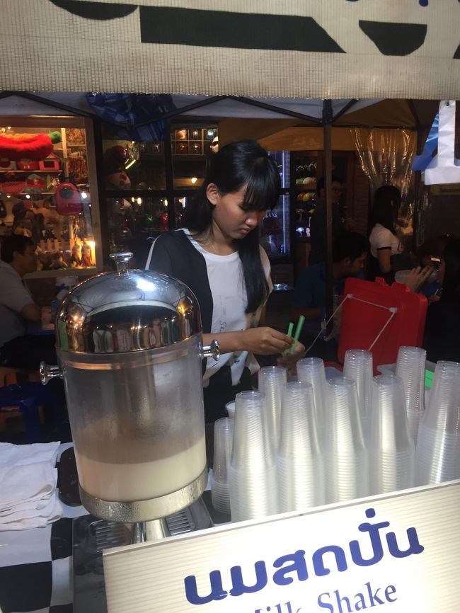 おっ、可愛らしい娘がココナッツシェイク売ってる。<br />美味しそうやから飲もう！（２５ＴＢＨ）