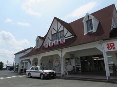 というわけで西鹿島の駅。
遠州鉄道の終点で、天竜浜名湖鉄道への乗り換え駅。北遠方面へのバスの乗り換え駅でもあります。

この西鹿島の駅は、国土交通省中部運輸局主催の第2回中部の駅百選に認定されたそうな。

昔は駅の中に売店があったけどいつの間にかなくなっちゃったし、駅前の小さなお店もやっているかどうか怪しいので、乗り換えついでに買い出しを考えていた方は、よく調べた方が良いかも...