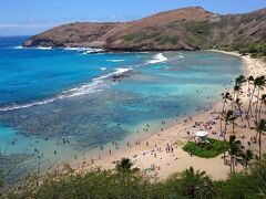 30分ほどでハナウマ湾へ。
何とか天気が回復して綺麗な景色に。