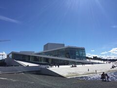 天気も良いので、海岸沿いの通りを歩いてオペラハウスまで来ました。