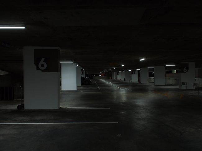 上の写真を撮ったのは、前にある駐車場の６Ｆ。<br />その状況はこんな感じで、絶対ひょいひょい昇っていったらアカン場所ですｪ((゜Д゜;;))) <br /><br />バンコクは安全度高いけど、慣れた時が危ないからね