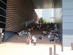 環状線福島駅で下車徒歩で国際美術館へ、途中にある朝日放送本社、夏祭り開催中で涼を求めて日陰には御覧の人出です。