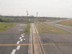 岩国空港は米軍の基地を借りているので、滑走路からターミナルビルに向かう際には、ゲートを通ります。

飛行機が通る度に開閉するそうです。
