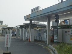 バスは10分ちょっとで岩国駅へ。

駅舎は工事中でした。
