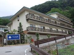 お宿から永原駅迄送って貰って
運転手さんからいろんなお話を伺いました。
昨夜のホタルの時も車は鹿を気にしてゆっくり走り
対物保険に入っていても鹿が当たると保険が中々おりないとか
証明するのが面倒みたいで
地元のJAの保険はおりやすいとか
暖冬で鹿が越冬して増えて
毒のある草意外は食べつくされてるとか
昔はタケノコ狩りツアーもあったが
イノシシが土中のタケノコを食べ
頭が出たタケノコは鹿が食べ
伸びてきたタケノコは猿が食べ
竹が育たたなくなり、タケノコはよそから買っているとか
イノシシの肉は仕留めて即琵琶湖につけて血ぬきするので上質で
県外からも買いに来られるとか
自然の恩恵もあるけれど、自然と戦わなければならぬこともあり...