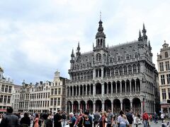 グランプラス

世界一美しい広場とのことなので、昨年行ったベネチアのサンマルコ広場をイメージしていたので、第一印象は「うゎ　小さい」だった。
でも私はゴシック好きなので感動。