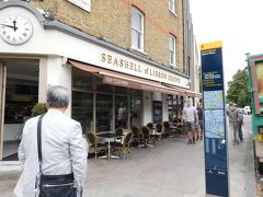 両替もできたし、イギリス名物のFish & Chipsの有名な店へ。

Seashell of Lisson Groveという店。