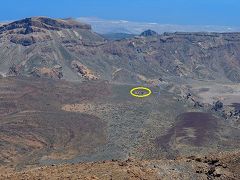 テイデ山ケーブルカーの上の駅から見える巨大なカルデラはラス・カニャダス・デル・テイデ。

テイデ山やその兄弟峰のピコ・ビエホが15万年ほど前に大規模な噴火を起こした時、標高2000m地点に形成されたカルデラで、東西15km、南北10kmあるのだそう。
現在のテイデ山やピコ・ビエホはその北側に位置しています。

この画像だと、さっき走って来たTF21号線や、ちょっと寄ってみたパラドール・デ・カニャダス・デル・テイデ（楕円内）、それにその近くのガルシア岩も見えていて、その規模にびっくり！

かつて左右から迫って来ていた溶岩の流れや、カルデラの外輪になっている高い崖、それにその向こうのテネリフェ島南岸方向まで見える！ヽ(*＾ω＾*)ﾉ
