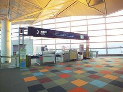 今回の沖縄旅行では　家族三人で格安旅行を目指しました。

ＡＮＡ、ＪＡＬを横目にスカイマークの早朝セントレア6時発のＳＫＹ951便にて那覇に向かいました。　早割でチケットを取ったため　高校生の息子と夫婦で　往復の飛行機代金は8万5000円ほど。

高額料金となる夏休みのシーズン　飛行機のチケットはより早くとることに限ります。　ＡＮＡなどの正規料金や旅行会社のパックだと、飛行機代金だけで、一人当たり　8万円近くかかりますね