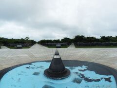 ひめゆりの塔から車で10分ほど走った場所にあるのが　沖縄戦の記録を残す　「沖縄県営平和祈念公園」

この地には　沖縄で犠牲になった20万人余りの御霊が慰霊され、沖縄の各地の町名　村名ごとにまとめられて碑が建てられている。

平和の広場に置かれた　中央の「平和の火」は広島の「平和の灯」と長崎の「誓いの火」から分火された火と　沖縄戦の最初のアメリカ軍の上陸地の座間味村阿嘉島において採取した火が合火されて1991年からともされている。