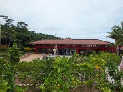 「おきなわワールド」

東洋で最も美しいとされる鍾乳洞「玉泉洞」と沖縄に生息する毒蛇「ハブ」のショーで有名な場所です。
　