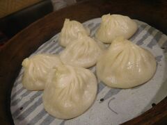 夕飯は・・・・
旅の移動時に旅番組のＤＶＤを見る私達。
台湾旅のＤＶＤ見てたら食べたくなった小籠包。
地元の店で・・・