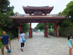 南部に位置する　「おきなわワールド」から　那覇市内に戻って　首里城を目指しました。

本土ではほとんど目にすることがなくなった　２０００円札にある　守礼の門は有名です。