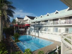 今回は格安旅行を目指していたため　家族３人で泊っても　朝食付きで１５０００円ほどのリーズナブルなホテル　「プチホテルキーウェストクラブ」です。
20ｍほどのプールもあって　熱く火照った体を冷やすには最適でした。

ビーチまでは歩いて200ｍほど

夕食は恩納村の県道５８号線沿いの沖縄屋台村へ

