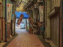 有名店の朽木屋で焼鯖を購入します。
一番小ぶりのもので、１匹900円也
（ちょっと高いよね）

【朽木屋商店】
アクセス：福井県小浜市小浜広峰39　
営業時間：8：00〜17：00

それにしてもこの商店街、観光客が殆どいませんでした。
