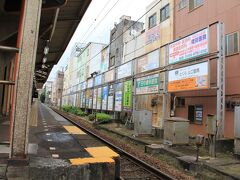 踏切のすぐ脇は駅のホームです。