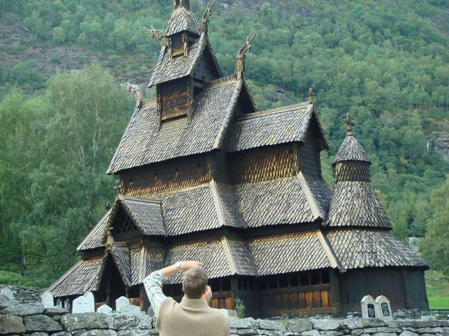 最後に立ち寄ったのがこのスターヴ教会。<br />現存する数少ないむ木造教会だそうです。まるで蛇の皮のように感じたうろこのような外壁。「この形状は雨が中に浸みずにそのままうろこの壁を伝って下に落ちるようにできている。」という説明をなにかで知った記憶があります。