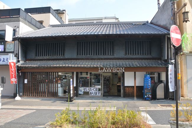 まず興福寺と思いましたが、ちょっとまだ早い。散歩がてら開化天皇陵を見学に行きます。写真は途中で見かけたローソン。完全に奈良の町に擬態をしてます。すぐそばにいってやっと分かりました。