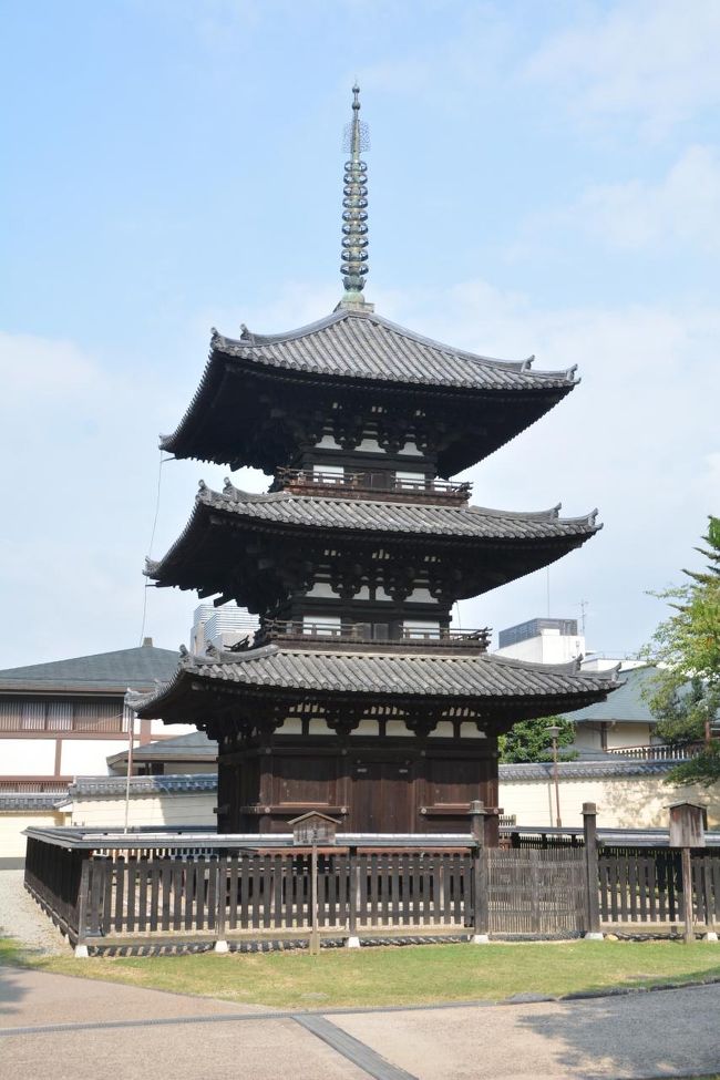 階段の途中で左の路地に入ると三重塔に出ます。国宝。鎌倉時代再建。